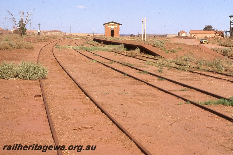 P19748
Abandoned platform, station shelter, tracks, trackside buildings, Kamballie, B line
