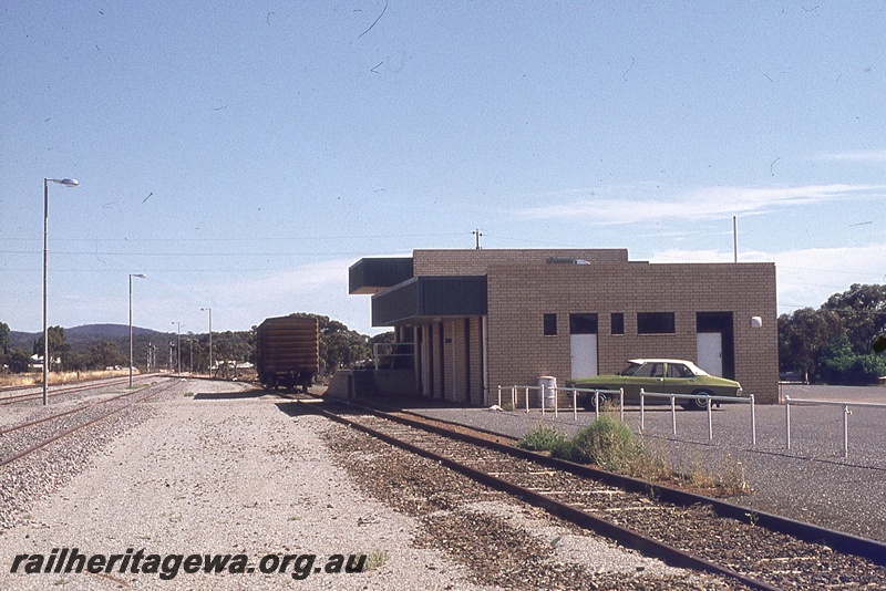 P19749
Van, station building, tracks, carpark, Norseman, CE line 

