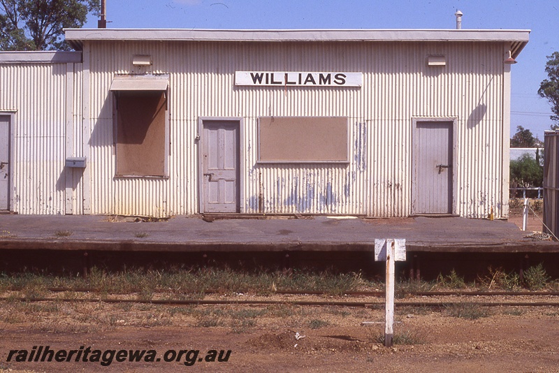 P19765
Station building with station nameboard, platform, signpost, track, Williams, BN line
