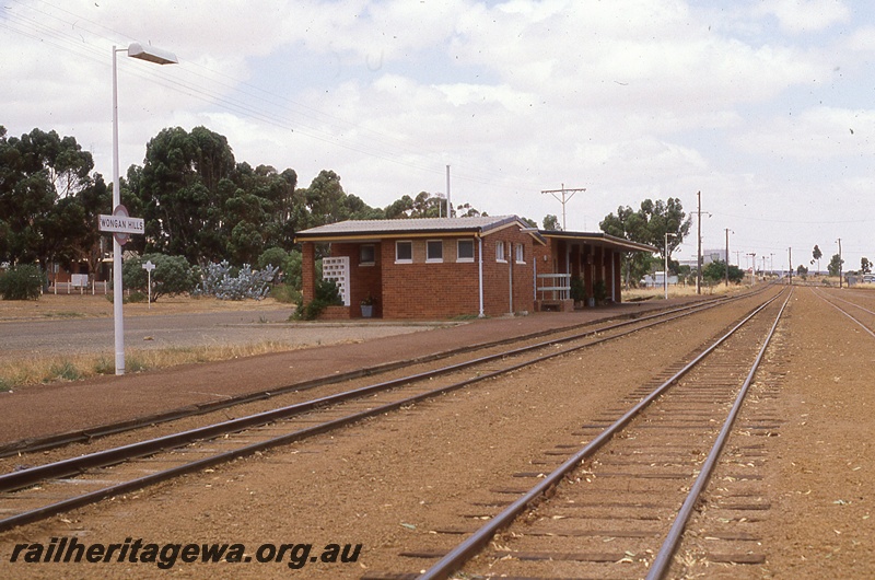 P19769
Station buildings, station nameboard on light pole, carpark, platform, tracks, Wongan Hills, EM line
