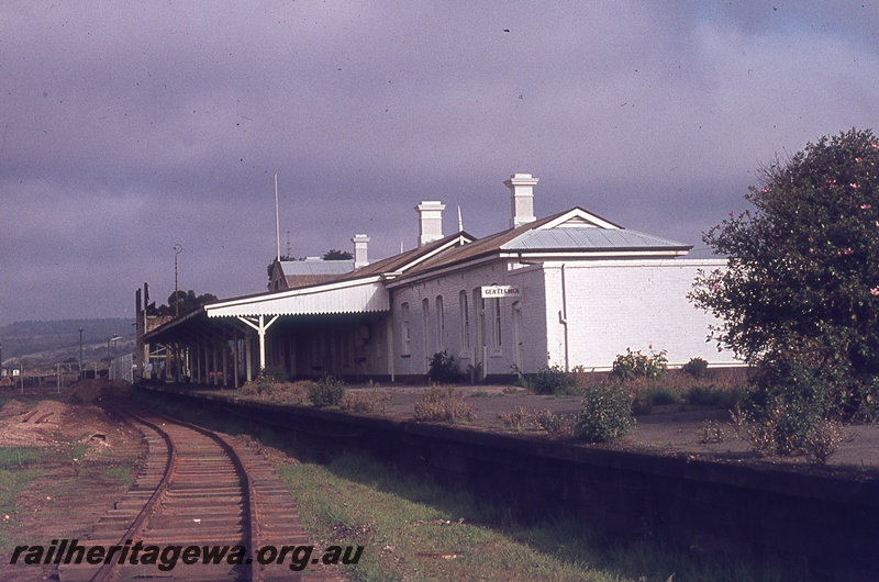 P19774
Old station building, platform, track, Northam, ER line, view from trackside
