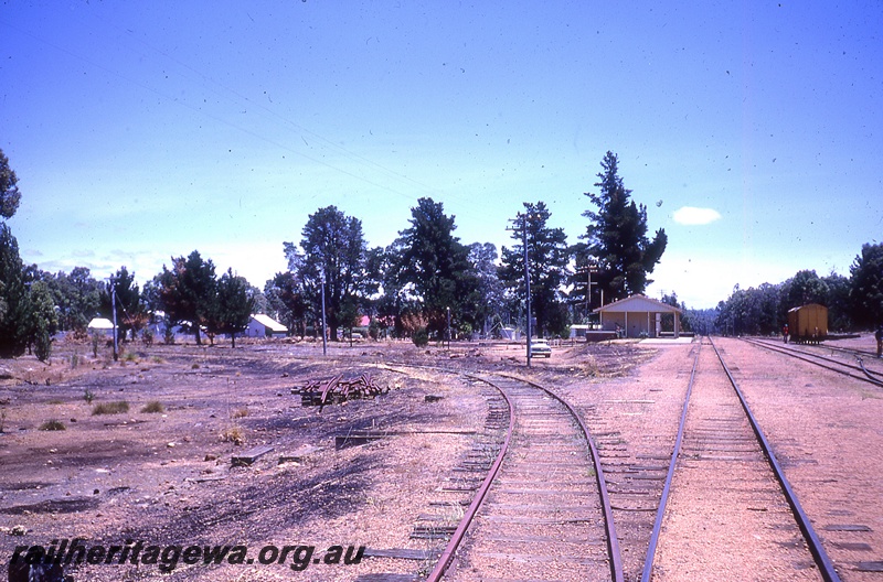 P19791
Station building, platform, van, triangle, tracks, Dwellingup, PN line
