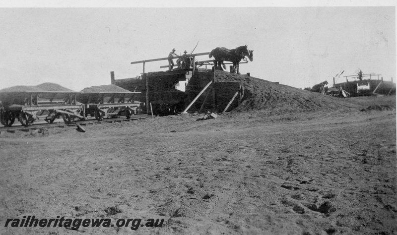 P19914
Loading ballast with horse drawn scoop -relaying the Mullewa-Geraldton railway with heavy rail, Photo taken at Indarra. NR line.
