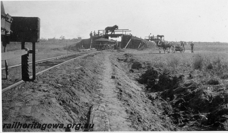 P19915
Loading ballast with horse drawn scoop -relaying the Mullewa-Geraldton railway with heavy rail, Photo taken at Indarra. NR line.
