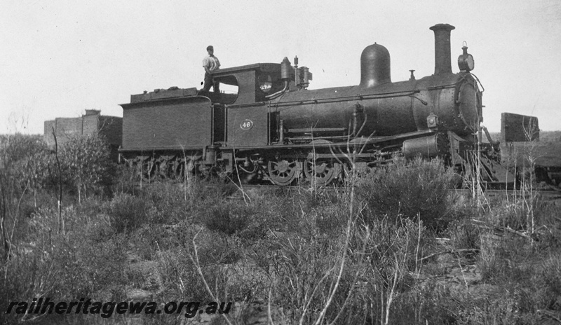 P19916
G class 46 working ballast train near Indarra on the relaying of the Mullewa - Geraldton railway.  Fireman on loco is E.M.Renner.NR line.
