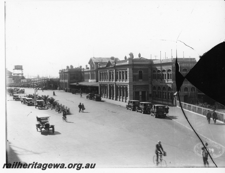 P20017
Station building fa�ade and surrounds, early model motor cars, pedestrians, Perth station, view looking west towards horseshoe bridge
