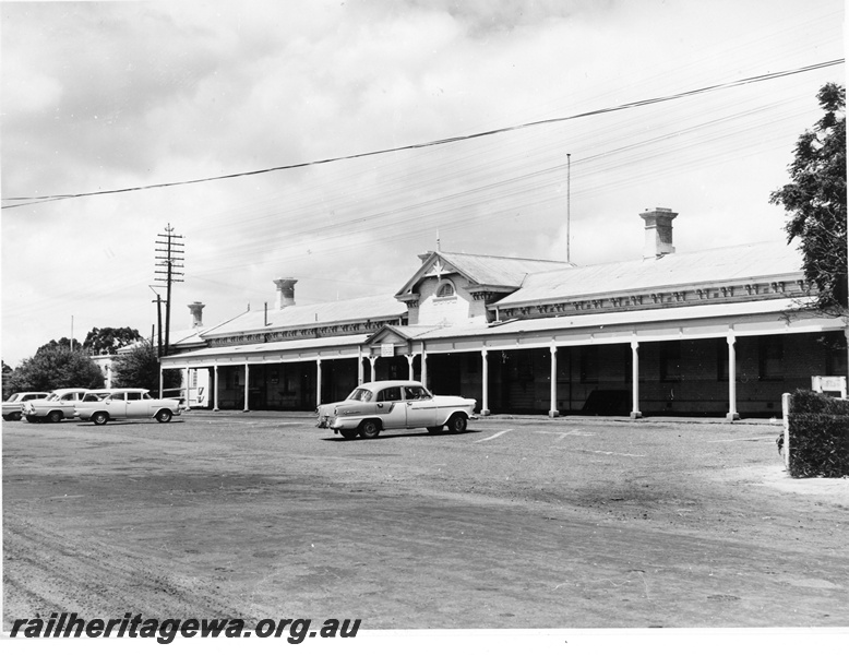P20057
Station building, carpark, early model Holden cars, Northam, ER line, view from carpark
