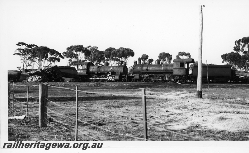 P20075
Scene of head-on collision, F class 279  loco on AKRU 147 goods train southbound to Narrogin, head to head with ES class 354  loco on No 2 mixed northbound to Perth, derailed wagons, Mount Kokeby, GSR line, side on view 
