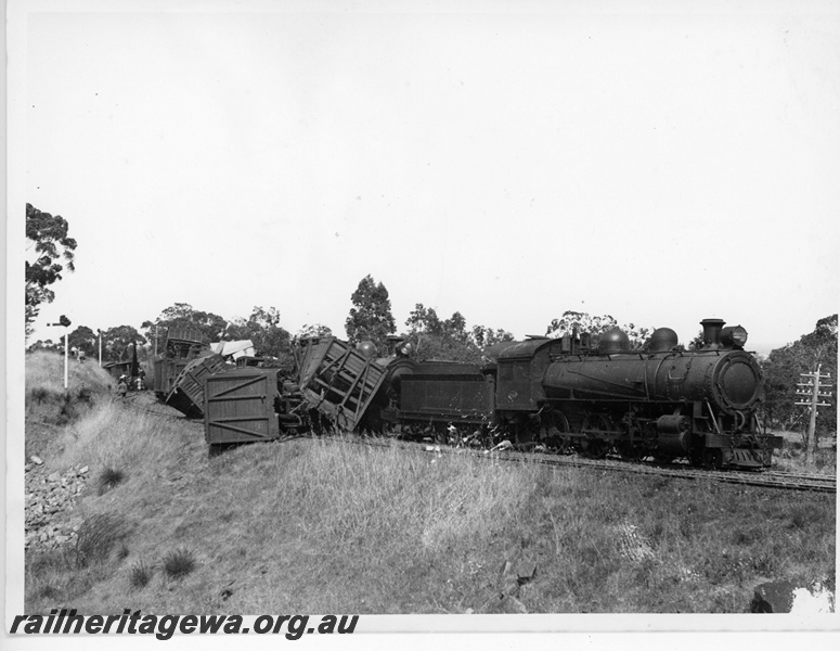 P20086
Aftermath of Swan View tunnel accident which involved a roll back out of the tunnel, L class 251, F class 398, piled up and derailed rolling stock, signal, onlookers, Swan View, ER line, track level view
