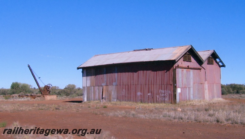 P20157
Abandoned goods shed, loading bank, fixed crane, Wiluna, NR line

