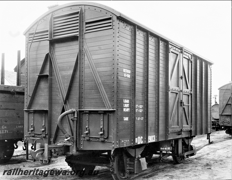 P20327
DC class 21903 four wheel covered goods van, end and side view
