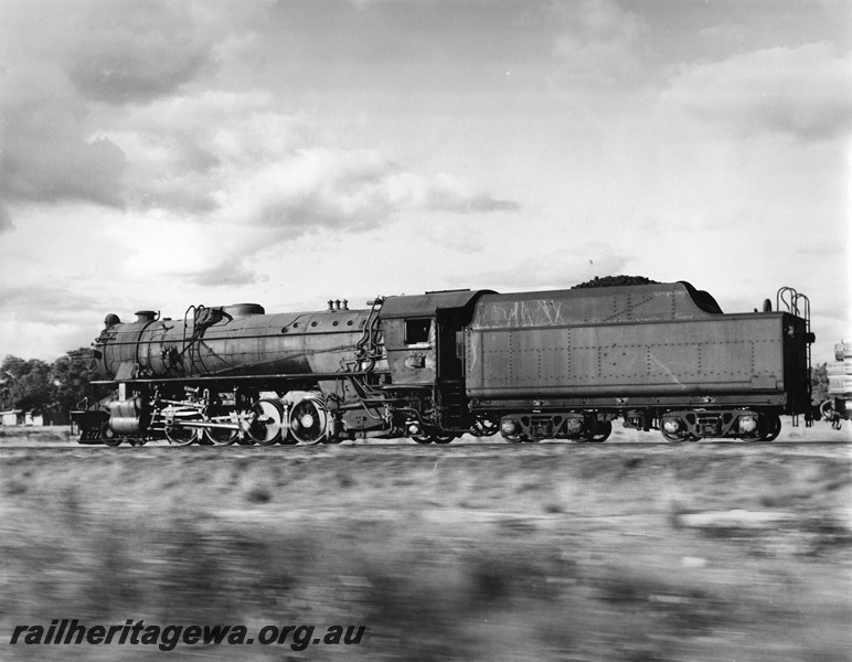 P20656
Unidentified V Class, goods train, near Serpentine, pacing shot, waterbag, SWR line
