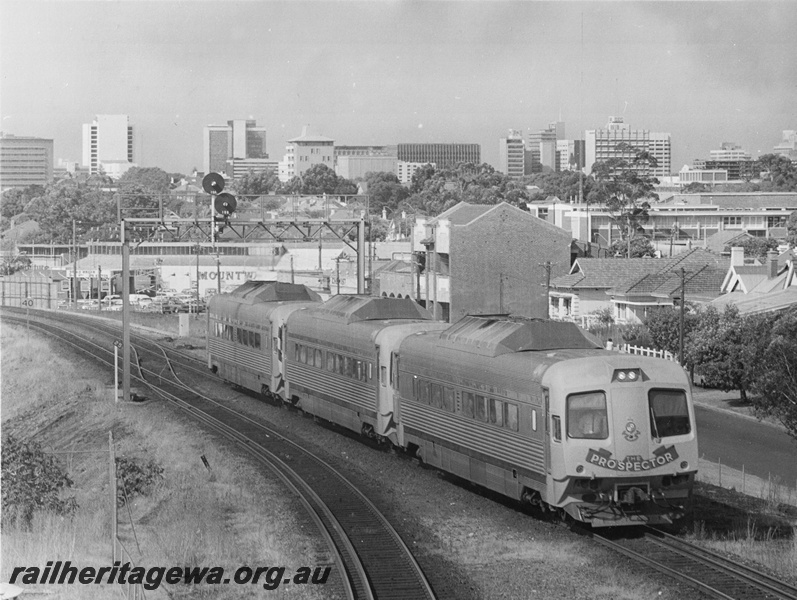 P20677
Three-car Prospector railcar set, Mt Lawley, down service just departed Perth Terminal, signal gantry
