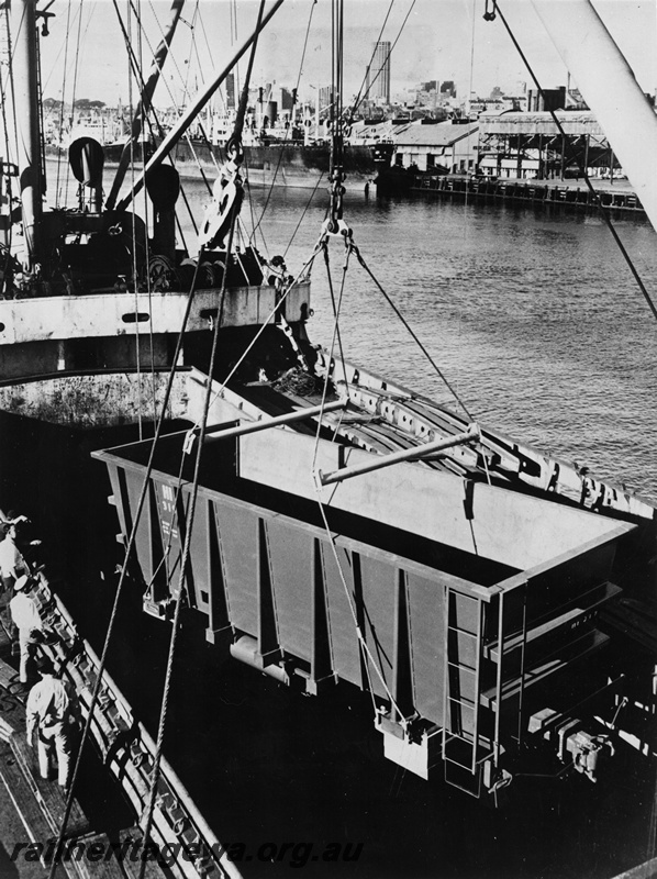 P20678
Hamersley Iron bulk iron ore wagon manufactured by Comeng being loaded into ship in Sydney
