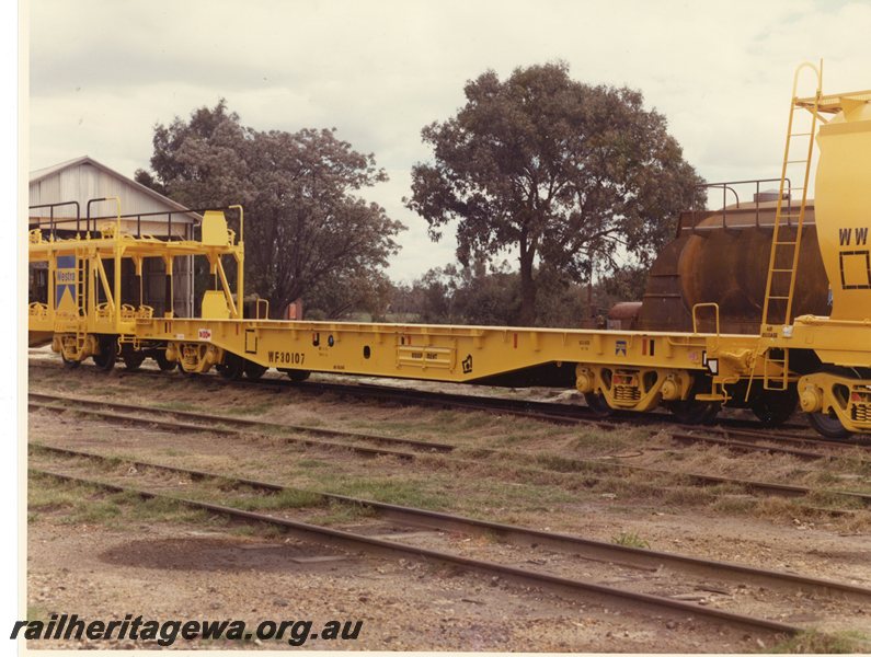 P20703
WF class 30107  flat wagon, parts of other wagons, Midland Workshops, ER line, side and end view
