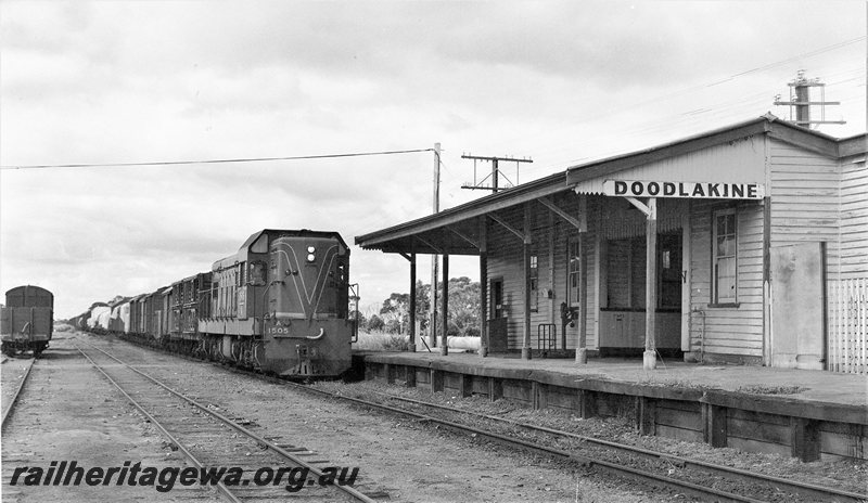 P20736
A class 1505 hauling number 98 goods arriving Doodlakine. Station building in photo. EGR line. 
