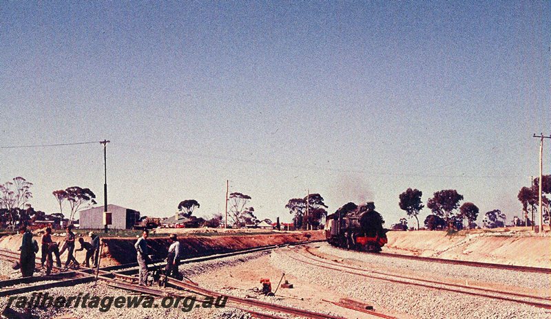 P20744
PM class 716 104 goods approaching West Merredin, passing the construction of diamond crossing for the realigned Wyalkatchem branch. EGR line.
