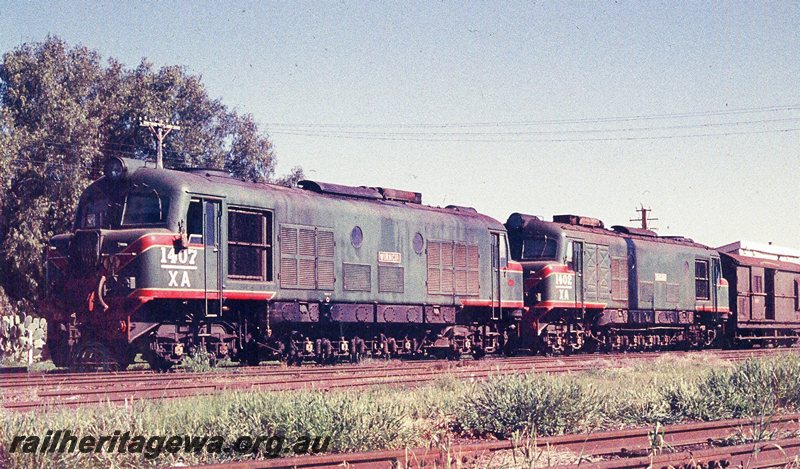 P20745
XA class 1407 & XA class 1402 (both locomotives livery green with red/yellow stripe) with Z class brakevan at Burracoppin station. EGR line.
