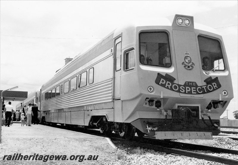 P20758
Three car Prospector (original livery) at Meckering Station. EGR line.
