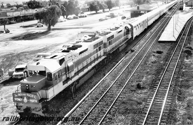 P20792
L class 260 & L class 261  arrive Merredin hauling inaugural Indian Pacific. Photo taken from Signal gantry. EGR line.
