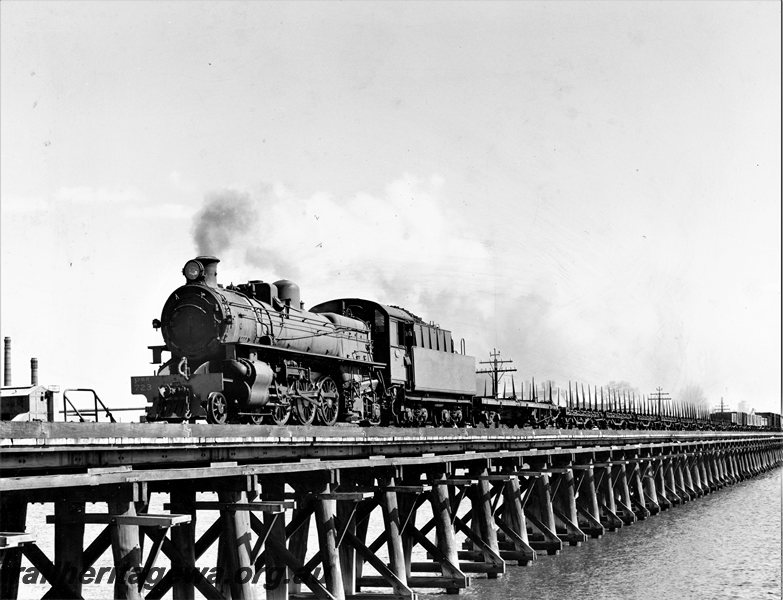 P20797
PMR class 723 crossing Bunbury Bridge, East Perth hauling an empty Bunbury bound goods train. SWR line.
