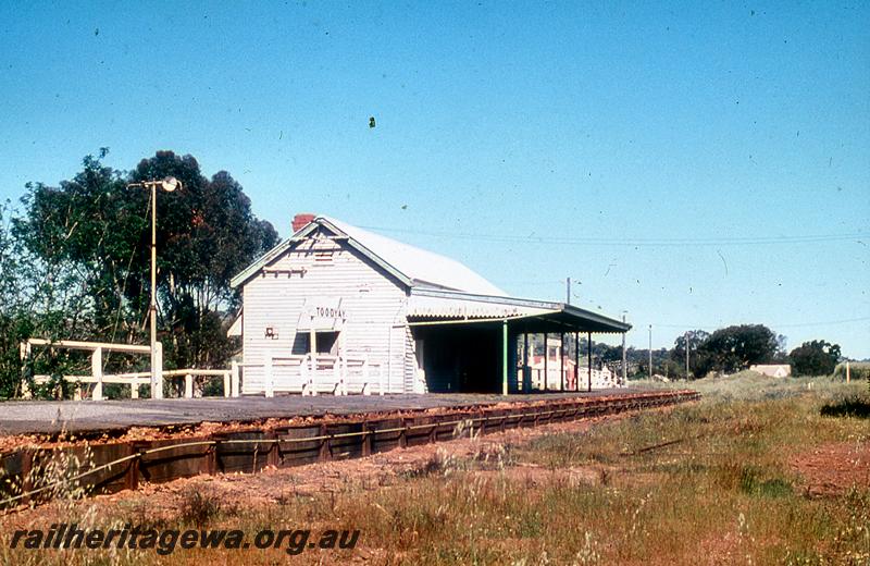 P21036
Station building, abandoned and derelict, Toodyay, CM line, end and trackside view
