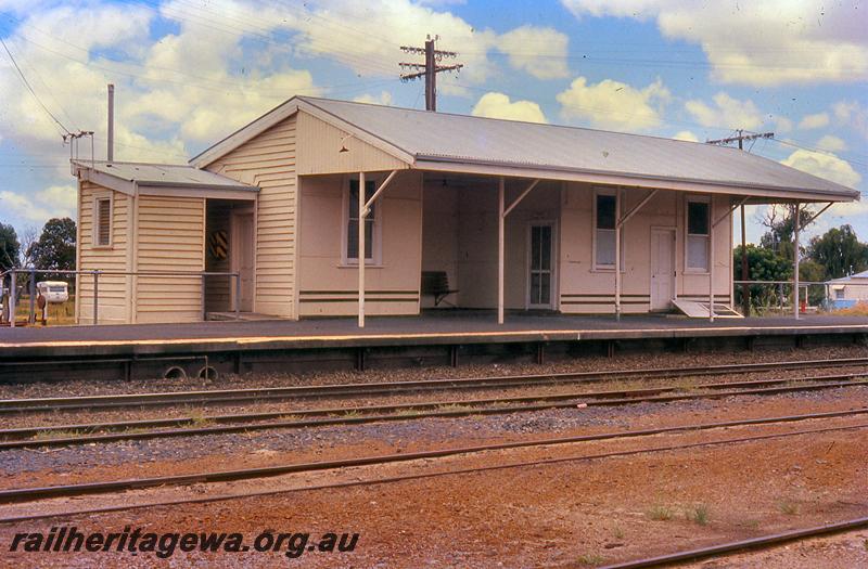 P21053
Station building with adjoining shed, Yarloop, SWR line south end and trackside view
