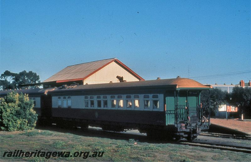 P21061
AV class Dining Car (carriage), in the loop at Cunderdin, EGR line, side and end view, the tip of the platform crane and the goods shed behind the dining car in the view.
