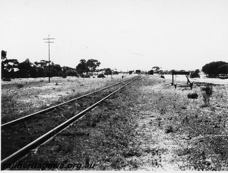 P21083
Station, track, siding, buffer stop, Yellowdine, EGR line, view from east of station looking west c1940
