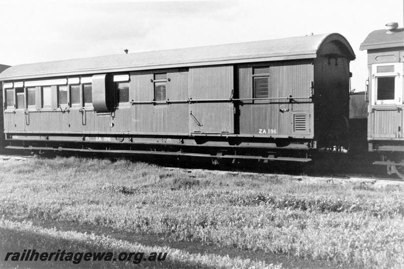 P21126
ZA class 196 brakevan, side and end view
