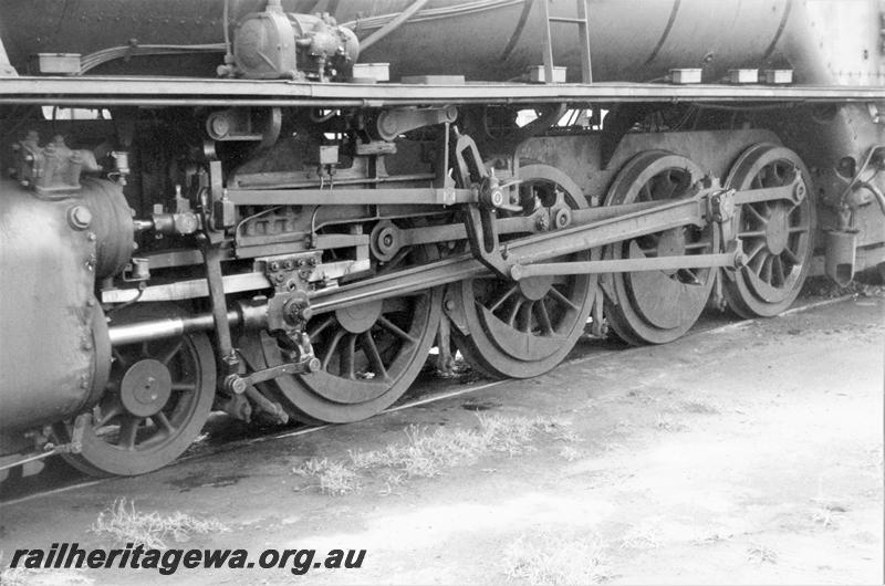 P21130
W class locomotive, wheels and motion, Bunbury, SWR line, close up view 
