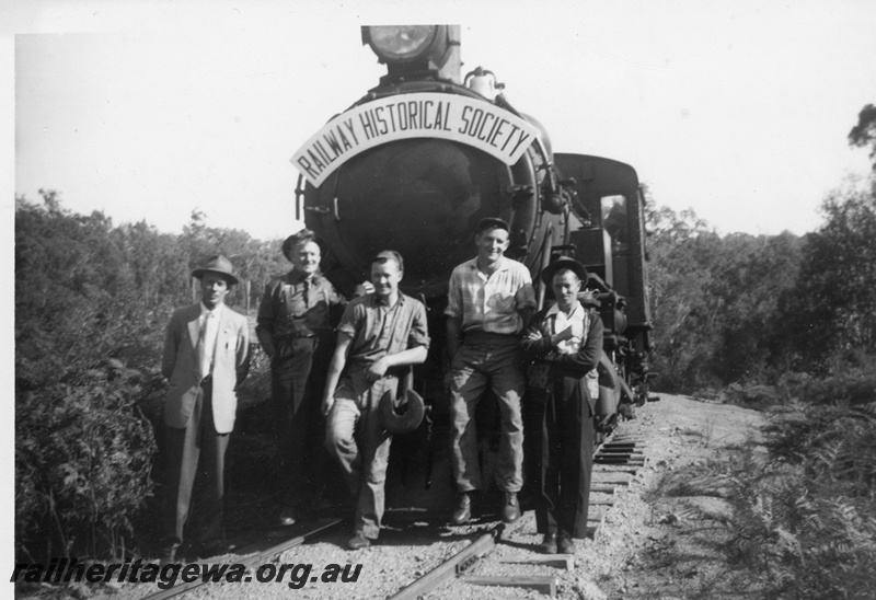 P21163
Group of workers posing in front of CS class 270 