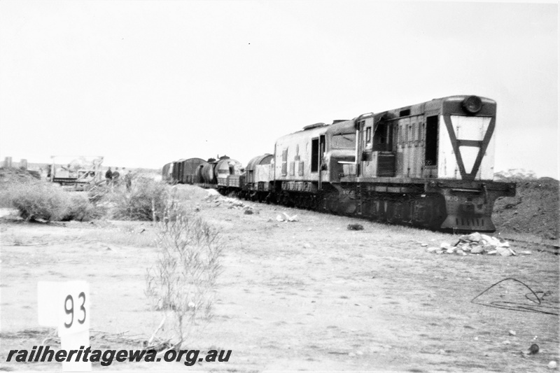 P21277
Y class 1105 and X class 1031, double heading goods train, onlookers, at 93 mile post between Pindar and Wurarga, NR line, side and front view
