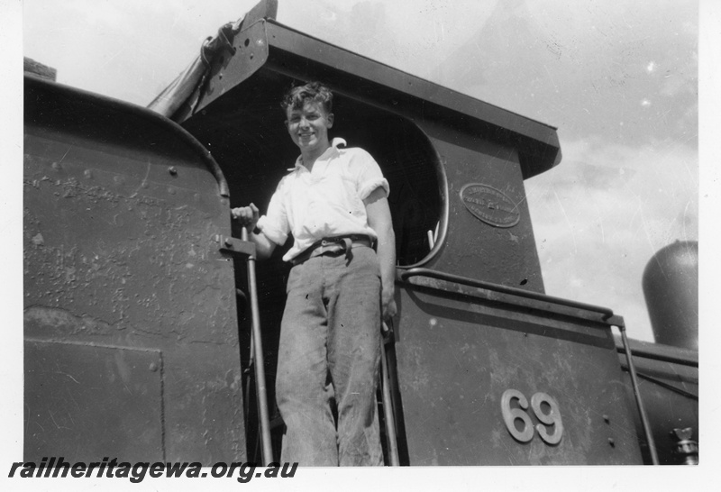 P21316
Millar's T&T G class 69 at Quinninup. Photo of cab with David Moss standing on footplate.
