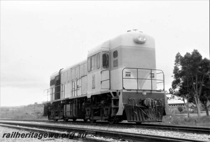 P21646
H class 2, during construction of standard gauge main line, Toodyay, Avon Valley line, side and end view
