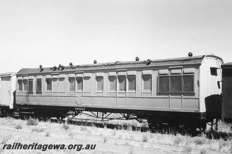 P21684
VW class 2142 workers van, ex AP class 90 sleeping carriage, side and end view 
