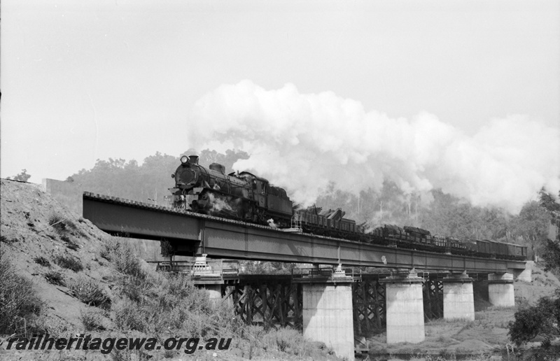 P22156
W class 952 hauling No 66 goods over the Blackwood River near Bridgetown. Wooden trestle bridge in background. PP line.
