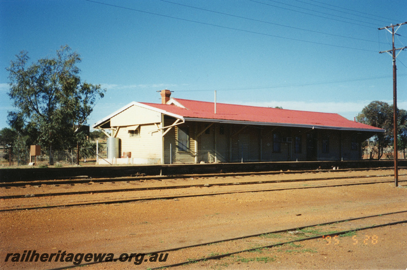P22402
Station building, platform, tracks, Mullewa, NR line, view from track level
