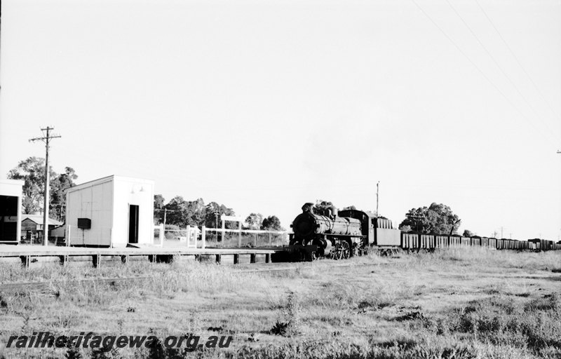 P22678
PMR class 721 No 34 goods at North Dandalup hauling a train of K class coal wagons. SWR line.
