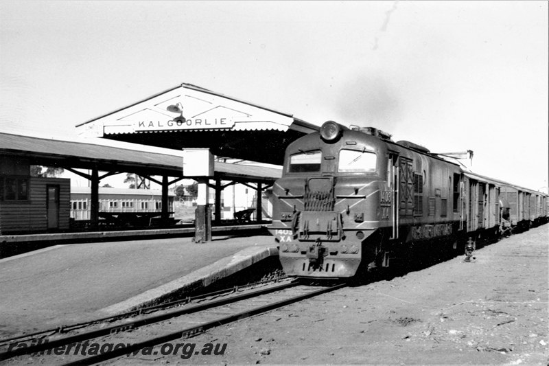 P22823
XA class 1403 on No 191 goods to Leonora, departing Kalgoorlie, platforms, canopies, station nameboard, KL line, front and side view
