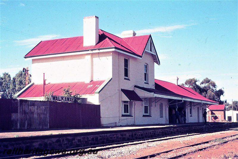 P22841
Station building, nameboard, platform, Walkaway, W line, end and trackside view of the building

