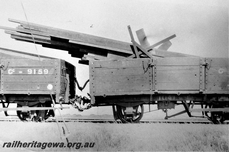 P22842
GC class 9159 coupled to GC class 1041showing incorrectly loaded timber in the wagon, side view showing underbody detail
