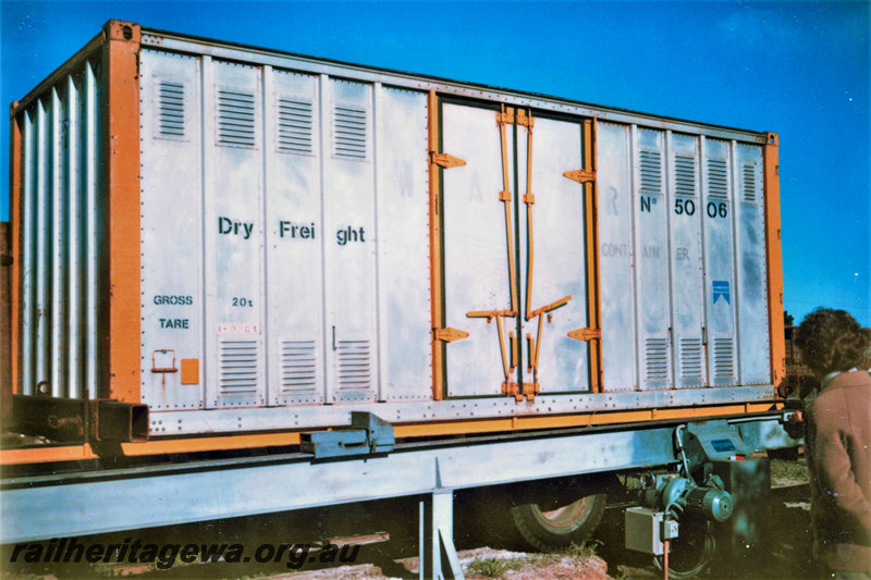 P22856
Dry freight container No.5008, on flat bed truck, onlooker, end and side view from ground level
