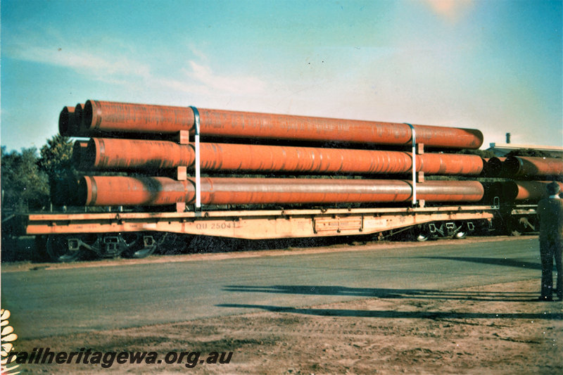 P22858
QU class 25041 wagon, loaded with steel tubes secured by new webbing straps, worker, Kwinana, end and side view
