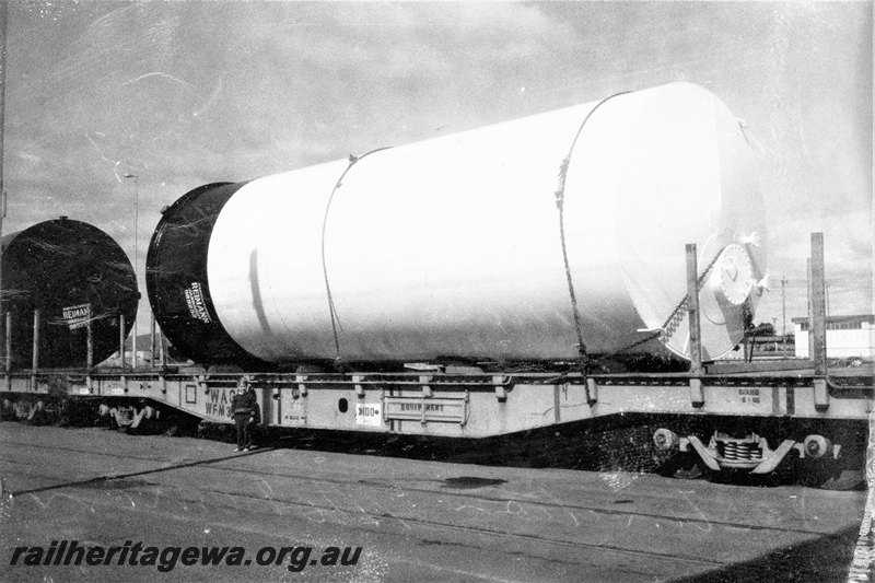 P22866
WFN class flat wagon, loaded with large Reimann pipe, side and end view from trackside
