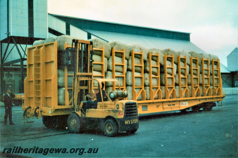 P22868
QUW class 25013, loaded with wool bales, forklift, wheat bin, conveyor, workers, North Fremantle, ER line, end and side view
