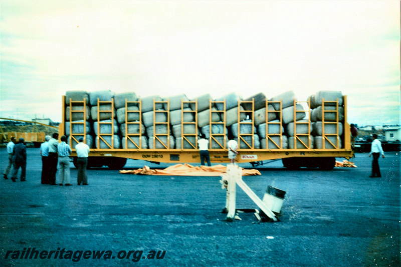 P22869
QUW class 25013, loaded with wool bales, onlookers, North Fremantle, ER line, side view from ground level
