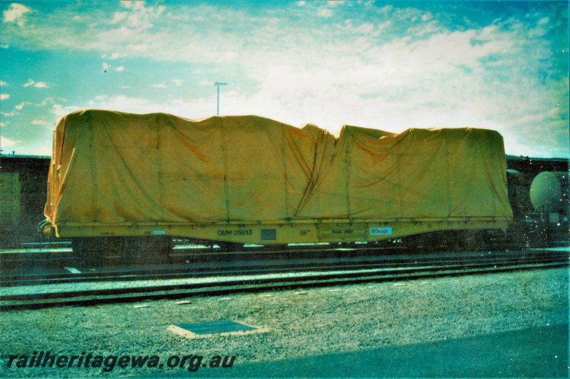 P22870
QUW class 25013, with load wrapped in tarpaulin, North Fremantle, ER line, side view from track level
