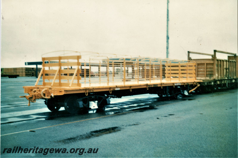 P22872
QCE class 23650 wagon with ends and sides, another wagon, tower, Kewdale, end and side view from trackside
