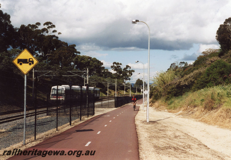 P22894
Cycle path alongside railway between West Leederville and City West,  A series railcar in photo. ER line.
